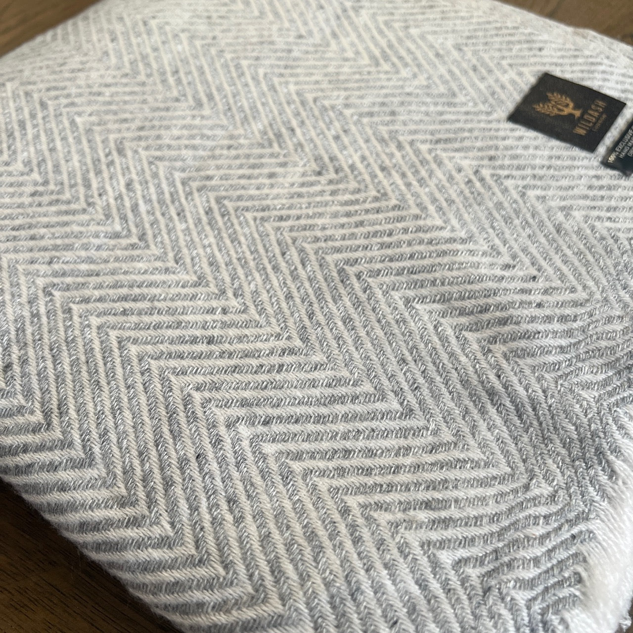 Decke aus 100 % Kaschmir | Silbergraues Fischgrätenmuster – 125 cm x 250 cm