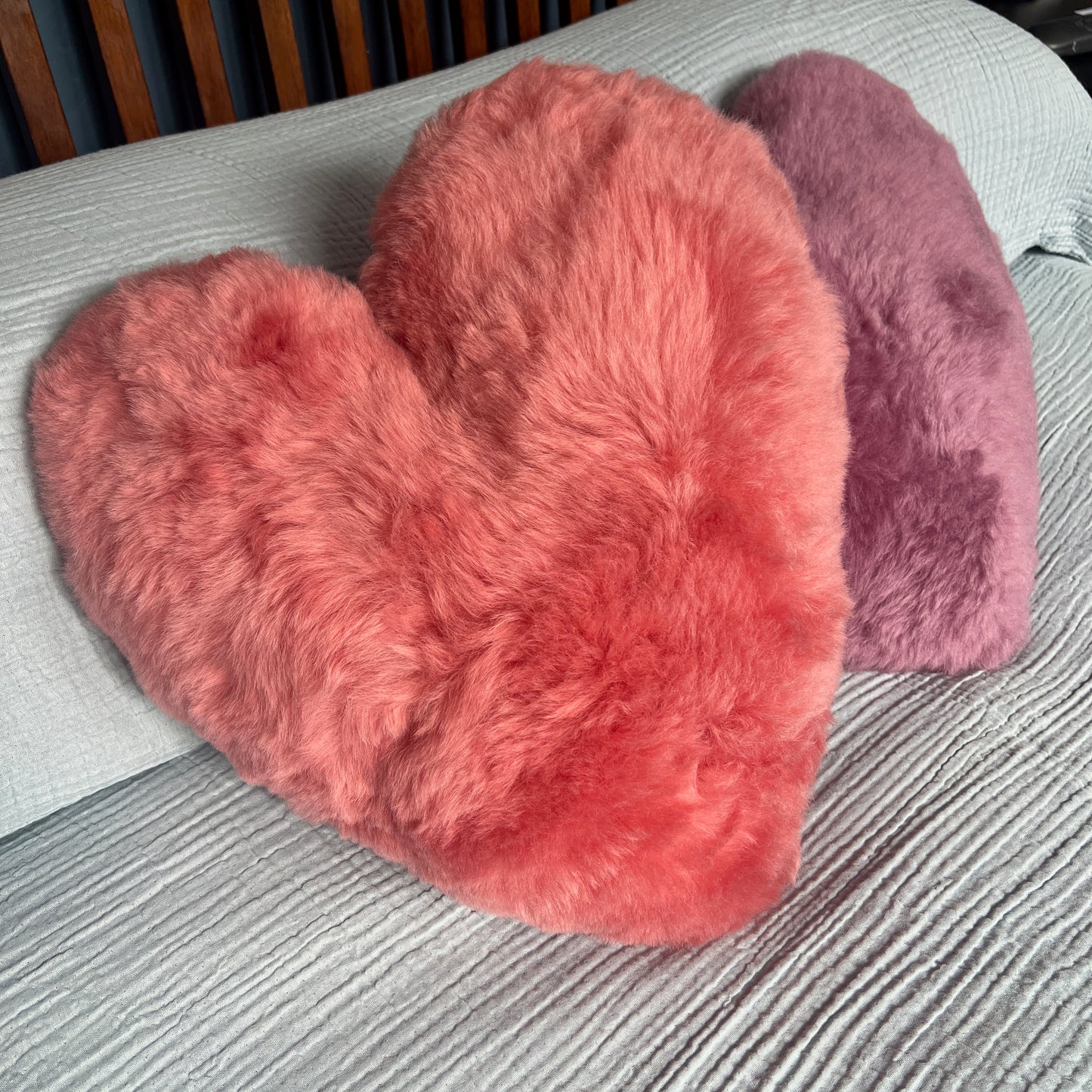 Coussin en peau de mouton The Big Sweetheart ::: Rose Corail