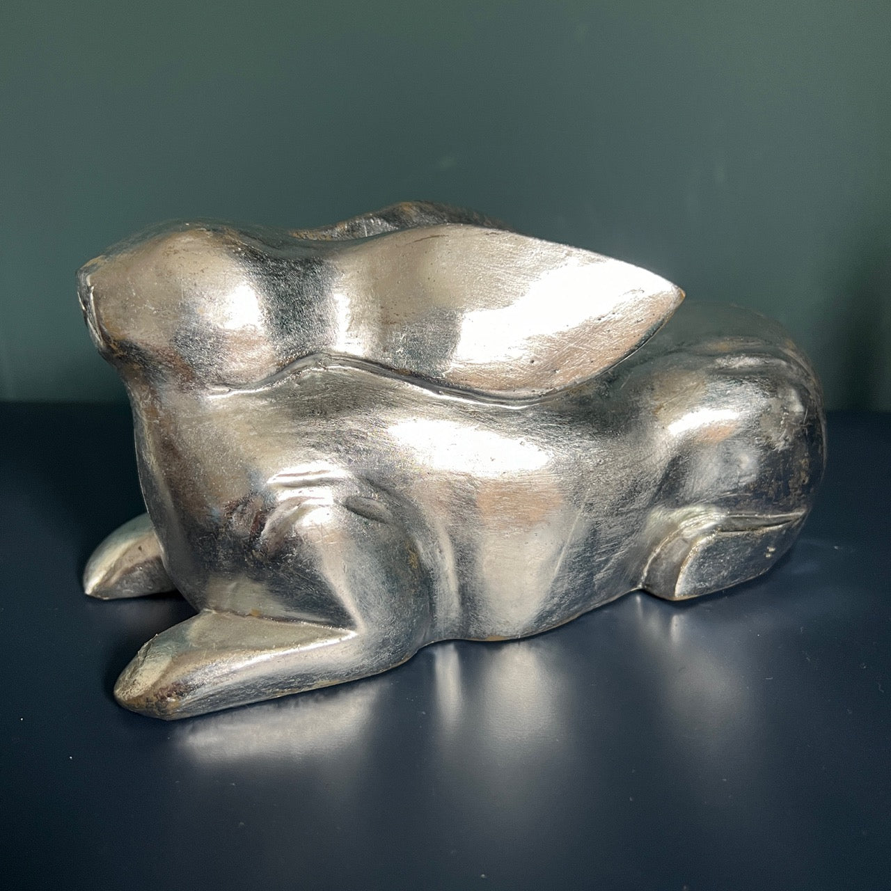 Handgeschnitzter Hase aus vergoldetem Silber als Osterdekoration aus Holz