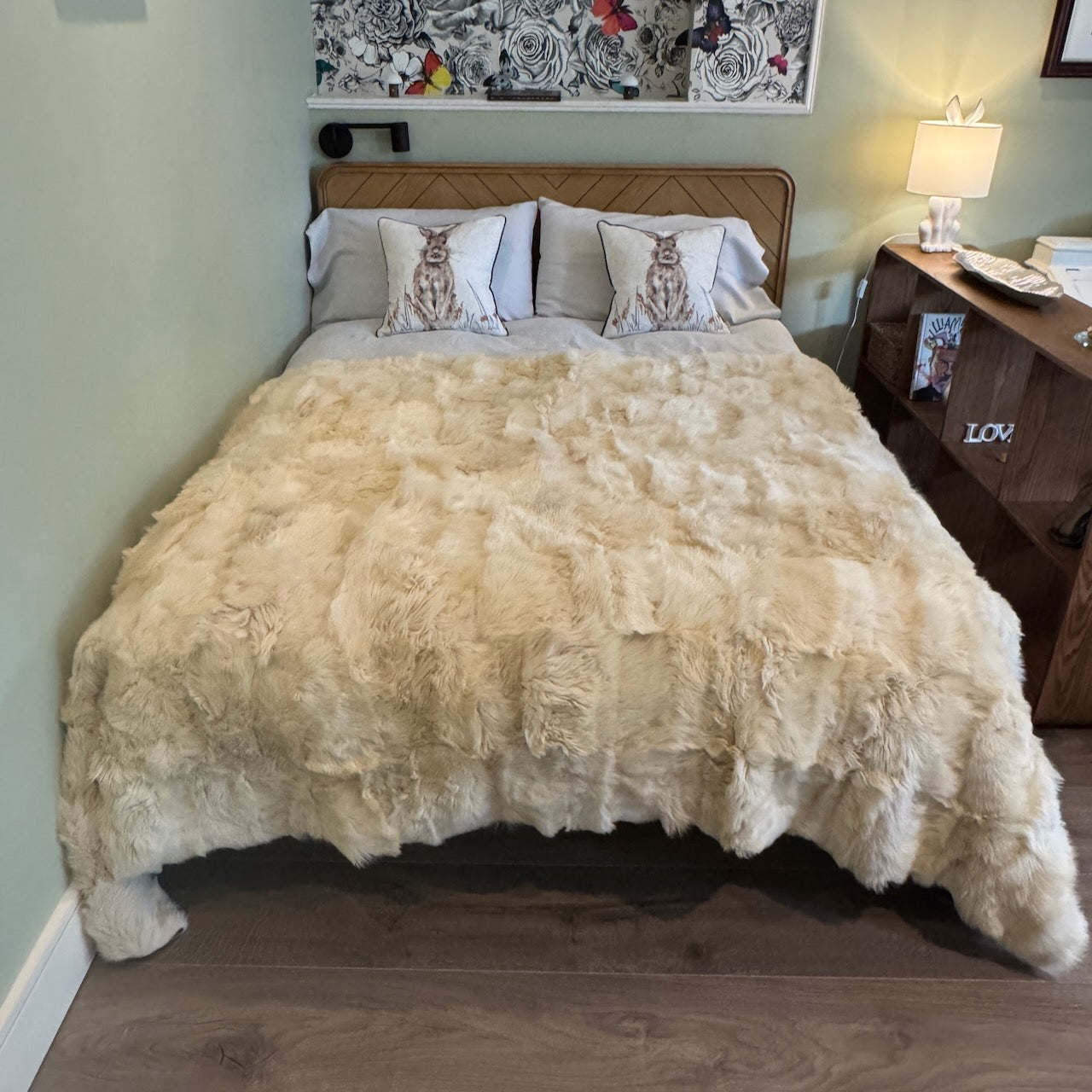 Clotted Cream Toscana Shearling Throw – 170x240cm | Biscuit Suede Back | Natural Sheepskin Blanket or Rug | Sustainable & Luxurious