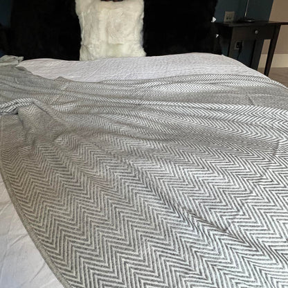 Decke aus 100 % Kaschmir | Silbergraues Fischgrätenmuster – 125 cm x 250 cm