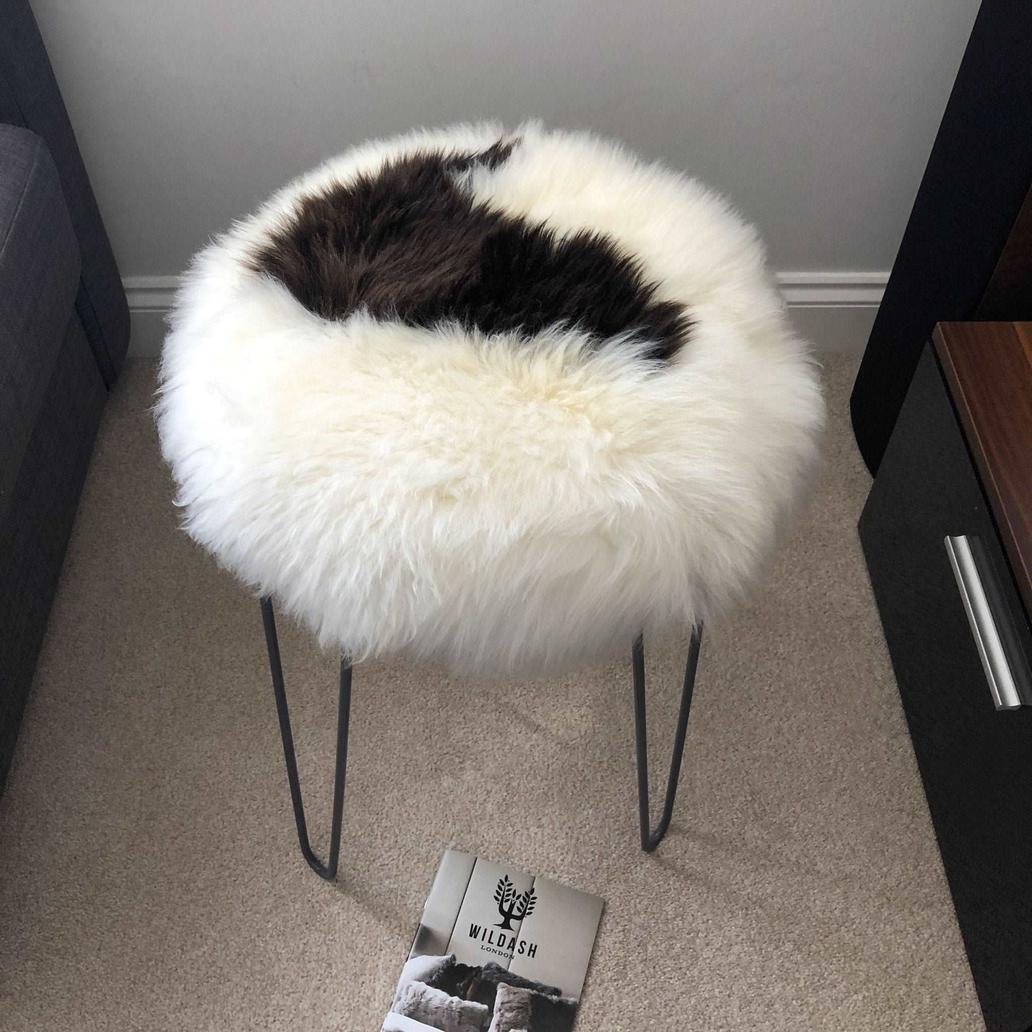 100% Genuine Real Sheepskin Seat Pad British Roundie 35cm White / Dark Browns - Wildash London