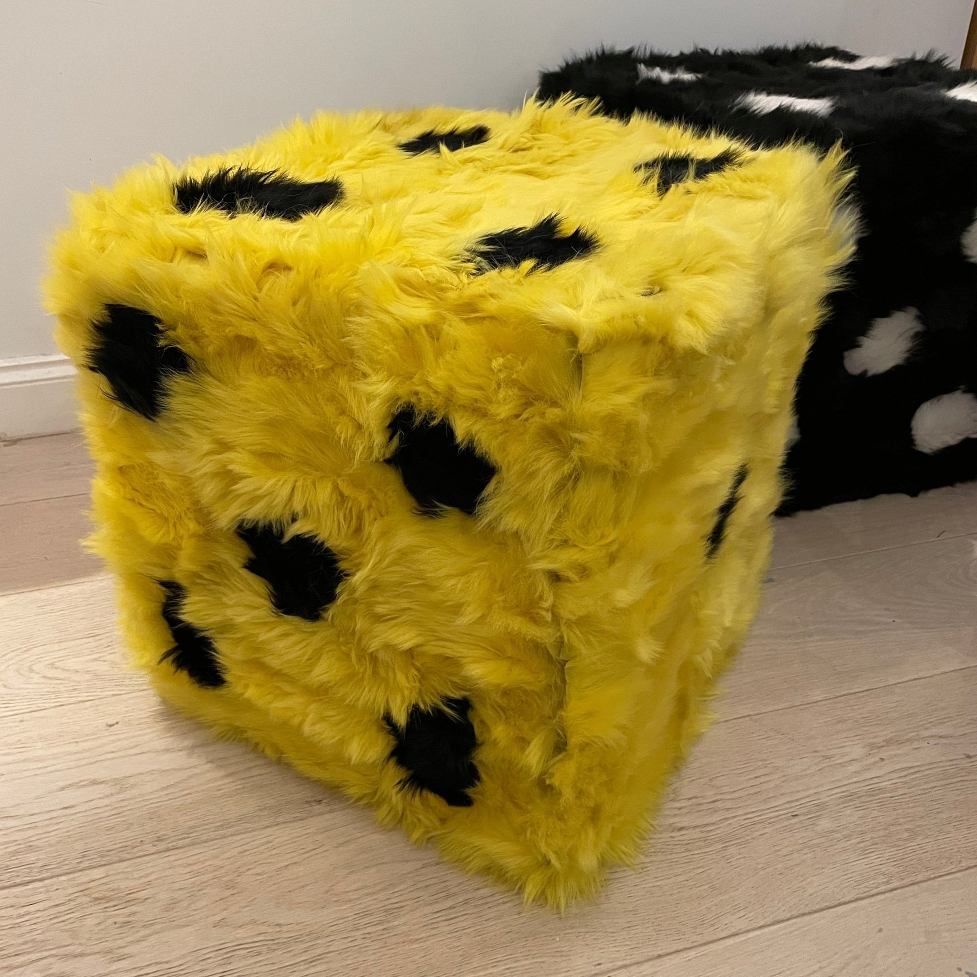 Fuzzy Dice, Peluche Cube, jaune noir